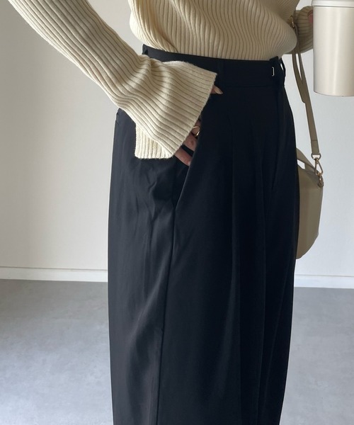 y/m by misato(イムバイミサト)の「エステルツイルタックパンツ(その他パンツ・レディース・ブラック/ベージュ・FREE)」の4枚目の写真