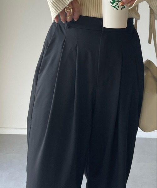 y/m by misato(イムバイミサト)の「エステルツイルタックパンツ(その他パンツ・レディース・ブラック/ベージュ・FREE)」の5枚目の写真