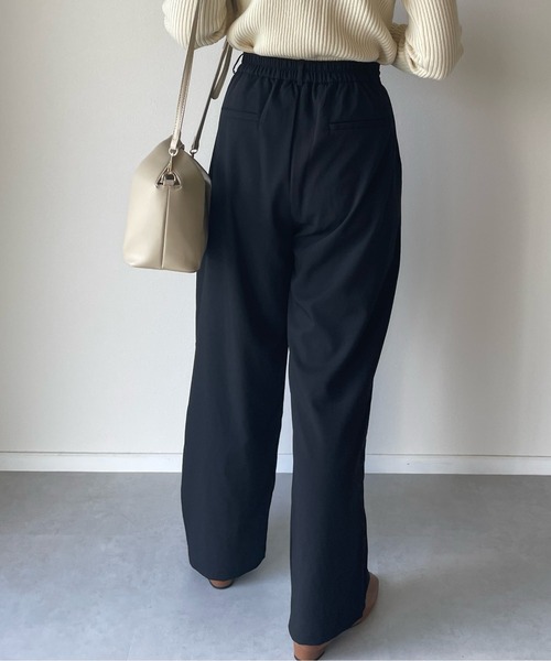 y/m by misato(イムバイミサト)の「エステルツイルタックパンツ(その他パンツ・レディース・ブラック/ベージュ・FREE)」の6枚目の写真