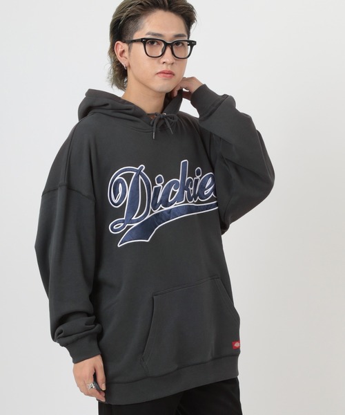 Dickies（ディッキーズ）の「【Dickies/ディッキーズ】サテンワッペン刺繍 ビッグカレッジロゴ プルパーカー/スタジアムロゴフーディー/ビッグシルエット/裏毛（パーカー・メンズ・チャコールグレー/ブラック/ネイビー/グレー/イエロー/ブルー/グリーン/グレイッシュベージュ・M/L/XL）」の21枚目の写真