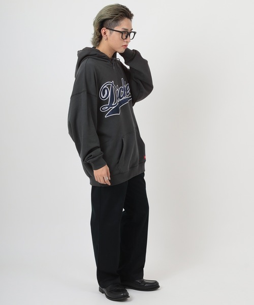 Dickies（ディッキーズ）の「【Dickies/ディッキーズ】サテンワッペン刺繍 ビッグカレッジロゴ プルパーカー/スタジアムロゴフーディー/ビッグシルエット/裏毛（パーカー・メンズ・チャコールグレー/ブラック/ネイビー/グレー/イエロー/ブルー/グリーン/グレイッシュベージュ・M/L/XL）」の20枚目の写真