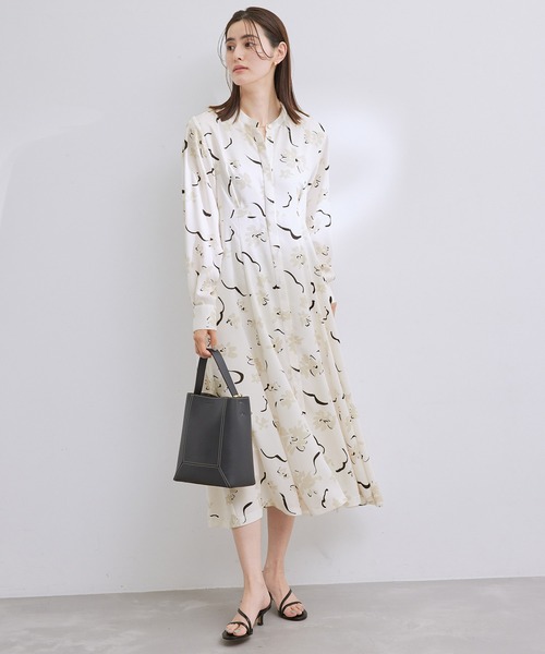 ROPE'（ロペ）の「アートプリントスタンドカラーワンピース（ワンピース・レディース・ホワイト/ネイビー・36/38）」の2枚目の写真