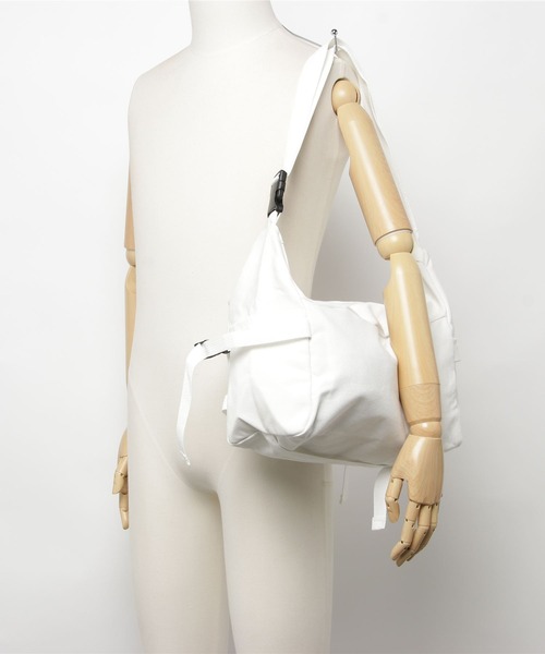 NOVESSEL（ノベセル）の「A'GEM/9 × .kom『NOVESSEL/ノベセル』ベルト付きショルダーバッグ（ショルダーバッグ・レディース・ホワイト/ブラック・FREE）」の5枚目の写真