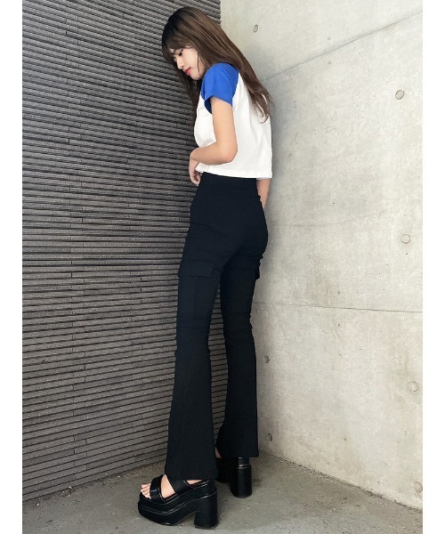 ENVYM(アンビー)の「フレアカーゴジェギンス(その他パンツ・レディース・ブラック・SMALL/MEDIUM)」の4枚目の写真