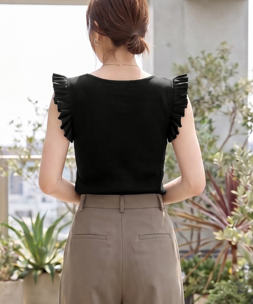 STYLE DELI(スタイルデリ)の「【LUXE】プリーツノースリニットトップス(ニット/セーター・レディース・アイボリー/ブラック/グリーン・FREE)」の6枚目の写真