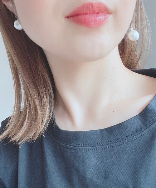 tone（トーン）の「【As】大粒コットンパール　ゆらゆら　アシメイヤリング（ニッケルフリー）(MA)（イヤリング・レディース・シルバー/ゴールド/ゴールド系その他2/シルバー系その他2/ゴールド系その他3/シルバー系その他3・FREE）」の2枚目の写真