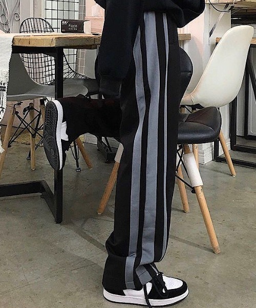 SHEENA(シーナ)の「サイドラインストレートパンツ(スウェットパンツ・レディース・ブラック×グレー/ブラック×ホワイト・M)」の16枚目の写真