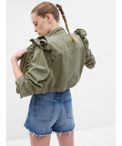 GAP（ギャップ）の「Gap × Loveshackfancy Ruffle クロップド ユーティリティ ジャケット（その他アウター・レディース・カーキ・S/M/XS/XXS/L）」の2枚目の写真