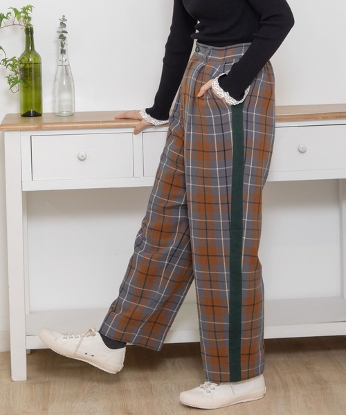 POU DOU DOU(プードゥドゥ)の「タータンチェックサイドラインパンツ(その他パンツ・レディース・ブラウン/ダークグレー・3)」の2枚目の写真