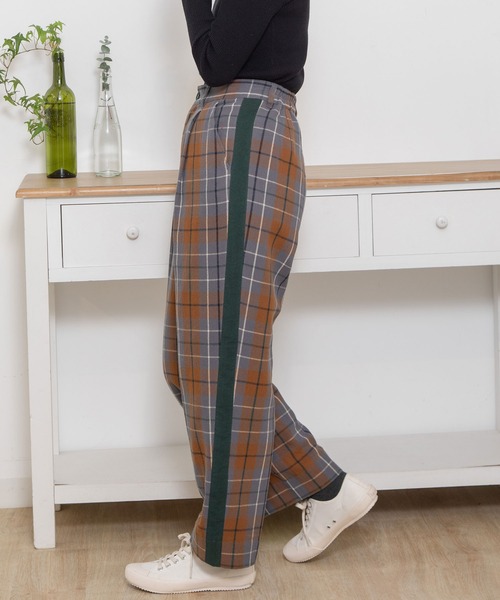 POU DOU DOU(プードゥドゥ)の「タータンチェックサイドラインパンツ(その他パンツ・レディース・ブラウン/ダークグレー・3)」の4枚目の写真