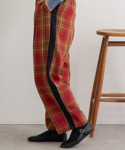 POU DOU DOU(プードゥドゥ)の「タータンチェックサイドラインパンツ(その他パンツ・レディース・ブラウン/ダークグレー・3)」の21枚目の写真