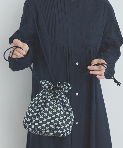 bulle de savon(ビュルデサボン)の「別注 4つ花ジャガード ポシェット(ハンドバッグ・レディース・ブルー/ネイビー・FREE)」の1枚目の写真