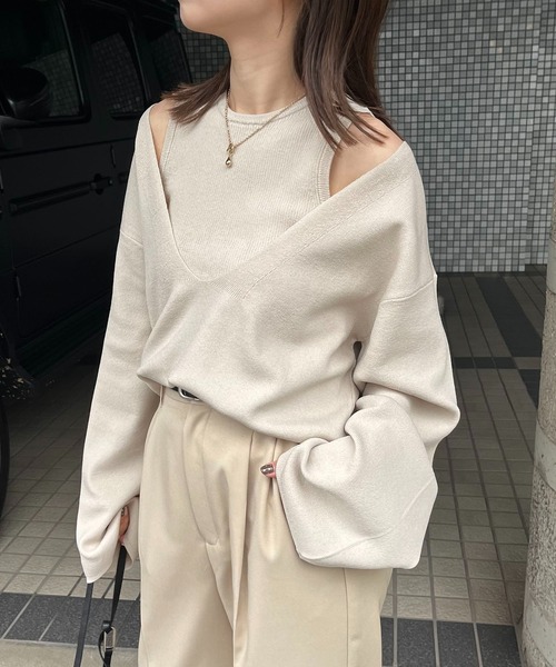 CAPRICIEUX LE'MAGE(カプリシューレマージュ)の「2SET肩スリットニット(ニット/セーター・レディース・ブラック/ベージュ・FREE)」の3枚目の写真