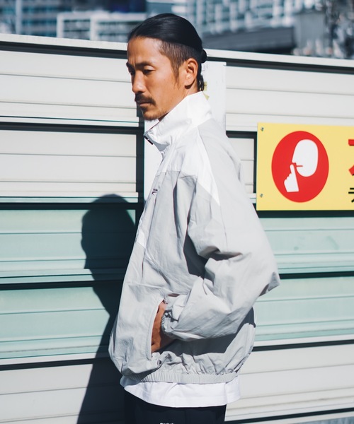 Reebok（リーボック）の「【Reebok/リーボック】ナイロンベクターJK/ビッグロゴナイロントラックジャケットブルゾン（ブルゾン・メンズ・ライトグレー/ブラック/ネイビー/グリーン・MEDIUM/LARGE/X-LARGE/SMALL）」の9枚目の写真