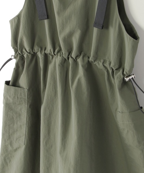 ikka（イッカ）の「【親子コーデ】カーゴキャミワンピース（120~160cm）（ワンピース・キッズ・ブラック/オリーブ・120/130/140/150/160）」の10枚目の写真