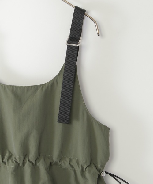 ikka（イッカ）の「【親子コーデ】カーゴキャミワンピース（120~160cm）（ワンピース・キッズ・ブラック/オリーブ・120/130/140/150/160）」の6枚目の写真