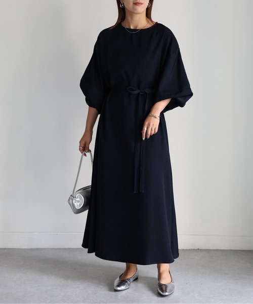 Riberry（リベリー）の「ベルト付き ランタンスリーブワンピース（ワンピース・レディース・ネイビー/グレイッシュベージュ・MEDIUM）」の2枚目の写真