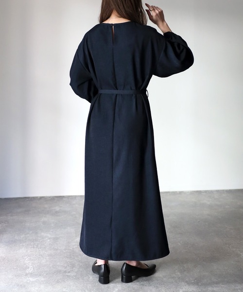 Riberry（リベリー）の「ベルト付き ランタンスリーブワンピース（ワンピース・レディース・ネイビー/グレイッシュベージュ・MEDIUM）」の9枚目の写真