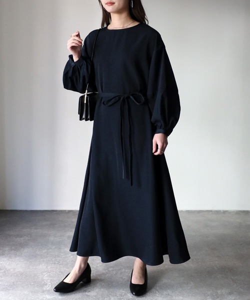 Riberry（リベリー）の「ベルト付き ランタンスリーブワンピース（ワンピース・レディース・ネイビー/グレイッシュベージュ・MEDIUM）」の6枚目の写真