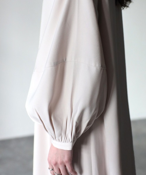 Riberry（リベリー）の「ベルト付き ランタンスリーブワンピース（ワンピース・レディース・ネイビー/グレイッシュベージュ・MEDIUM）」の7枚目の写真