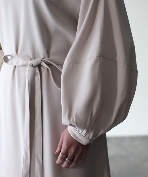 Riberry（リベリー）の「ベルト付き ランタンスリーブワンピース（ワンピース・レディース・ネイビー/グレイッシュベージュ・MEDIUM）」の15枚目の写真