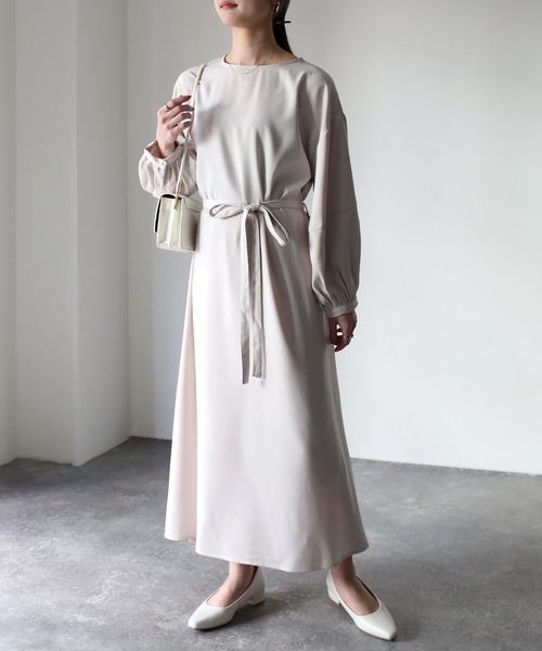 Riberry（リベリー）の「ベルト付き ランタンスリーブワンピース（ワンピース・レディース・ネイビー/グレイッシュベージュ・MEDIUM）」の16枚目の写真