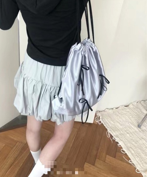LYEON(リヨン)の「リボン付きサテンナップサック(バックパック/リュック・レディース・ブラック/グレー・FREE)」の4枚目の写真