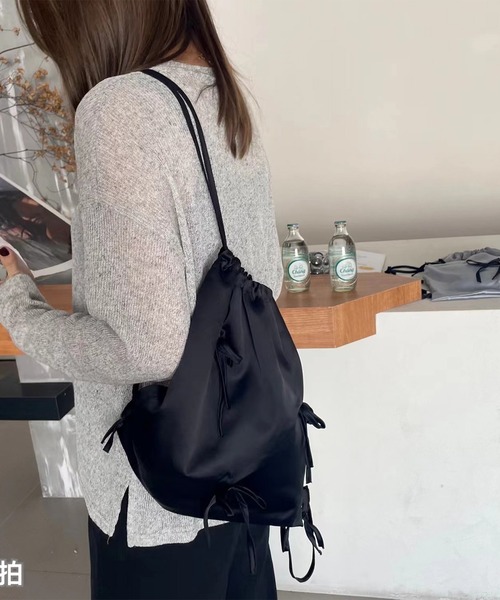 LYEON(リヨン)の「リボン付きサテンナップサック(バックパック/リュック・レディース・ブラック/グレー・FREE)」の5枚目の写真