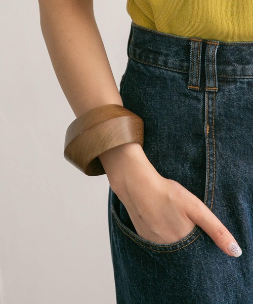 KBF（ケイビーエフ）の「ポインテッドウッドバングル（ブレスレット・レディース・ブラウン/ナチュラル・ONE）」の2枚目の写真