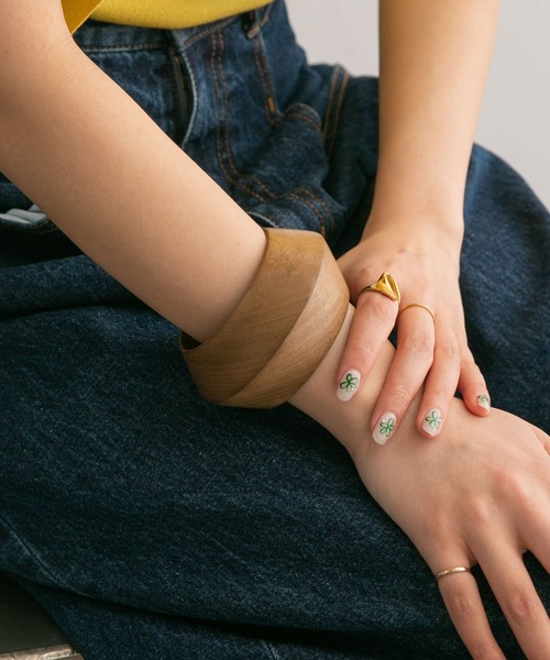 KBF（ケイビーエフ）の「ポインテッドウッドバングル（ブレスレット・レディース・ブラウン/ナチュラル・ONE）」の7枚目の写真