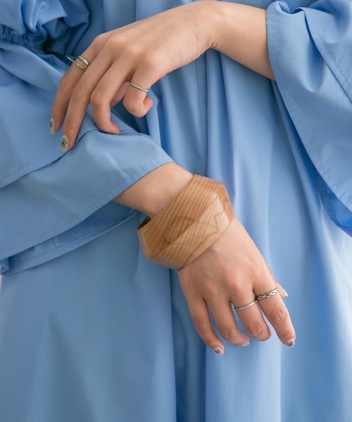 KBF（ケイビーエフ）の「ポインテッドウッドバングル（ブレスレット・レディース・ブラウン/ナチュラル・ONE）」の9枚目の写真