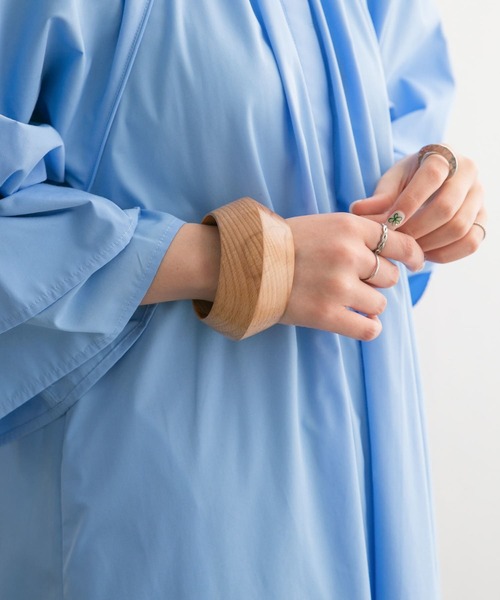 KBF（ケイビーエフ）の「ポインテッドウッドバングル（ブレスレット・レディース・ブラウン/ナチュラル・ONE）」の10枚目の写真