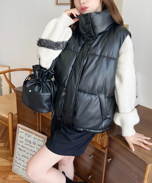 moment+（モーメントプラス）の「フェイクソフトレザースタンドカラーファイバーダウンベスト（ダウンベスト・レディース・シルバー/アイボリー/ブラック・L/M）」の10枚目の写真