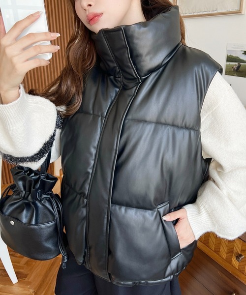 moment+（モーメントプラス）の「フェイクソフトレザースタンドカラーファイバーダウンベスト（ダウンベスト・レディース・シルバー/アイボリー/ブラック・L/M）」の8枚目の写真