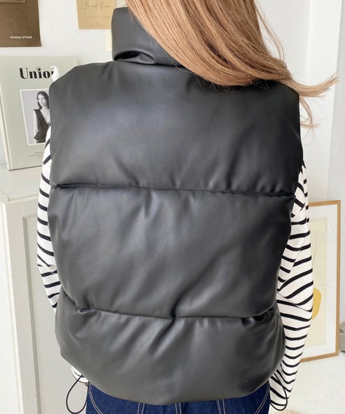 moment+（モーメントプラス）の「フェイクソフトレザースタンドカラーファイバーダウンベスト（ダウンベスト・レディース・シルバー/アイボリー/ブラック・L/M）」の17枚目の写真