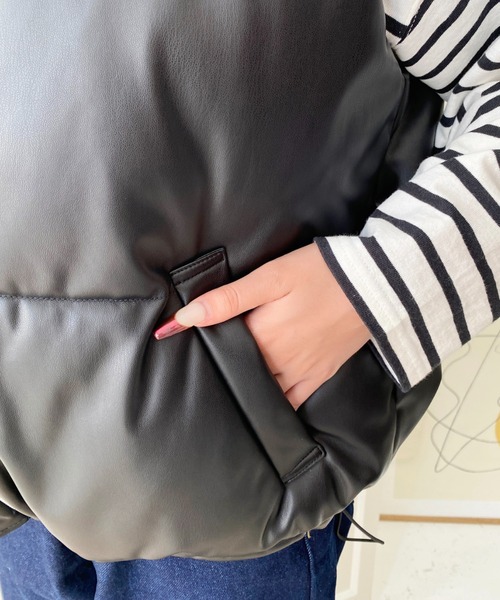 moment+（モーメントプラス）の「フェイクソフトレザースタンドカラーファイバーダウンベスト（ダウンベスト・レディース・シルバー/アイボリー/ブラック・L/M）」の20枚目の写真