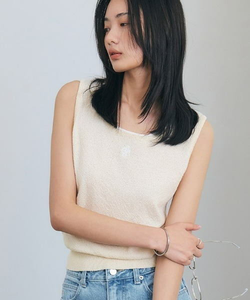 CITYBREEZE(シティブリーズ)の「BUCKLE SYMBOL LOGO SLEEVELESS TOP(Tシャツ/カットソー・レディース・ブラック/クリーム/ネイビー/ピンク/ホワイト・FREE)」の1枚目の写真