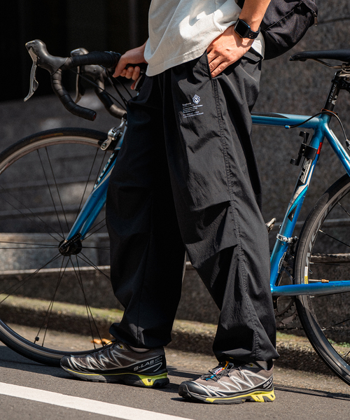 417 EDIFICE（フォーワンセブンエディフィス）の「”ワッシャーナイロン”イージーワイドパンツ（その他パンツ・メンズ・ブラック・MEDIUM/LARGE）」の18枚目の写真