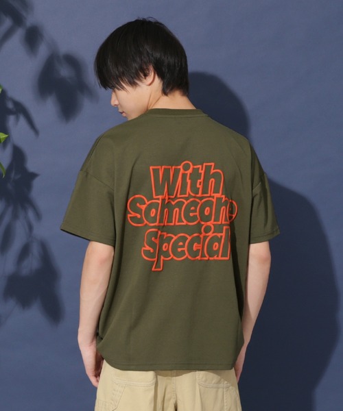 GLAZOS(グラソス)の「【大人向けサイズあり】【防虫加工】バックメッセージロゴ発泡プリント半袖Tシャツ(Tシャツ/カットソー・キッズ・ホワイト/ベージュ/ブラック/カーキ・170cm/160cm/150cm/140cm)」の4枚目の写真