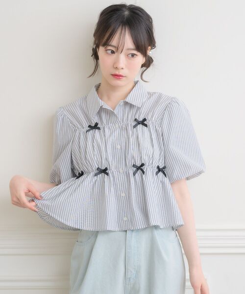 ems excite（エムズエキサイト）の「シャーリングリボンSH（シャツ/ブラウス・レディース・ブルー系その他/ブルー/ホワイト/ブラック・FREE）」の7枚目の写真