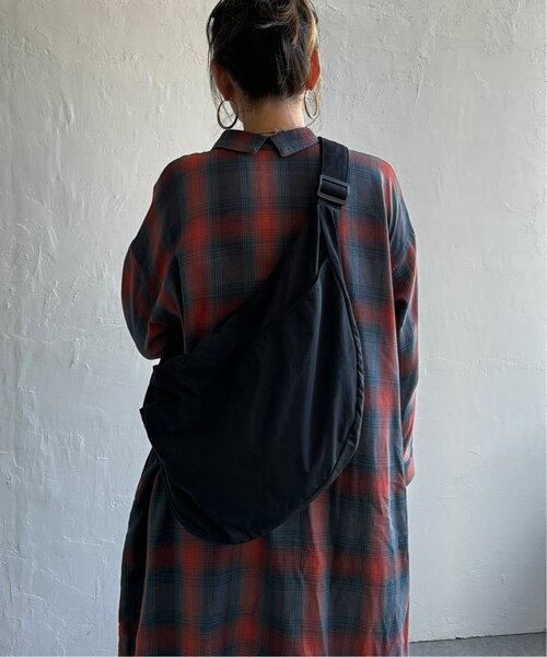 LBC（エルビーシー）の「ハーフムーンビッグショルダーバッグ（ショルダーバッグ・レディース・ブルー系その他/ブラック/オフホワイト/カーキ/チャコール・FREE）」の21枚目の写真