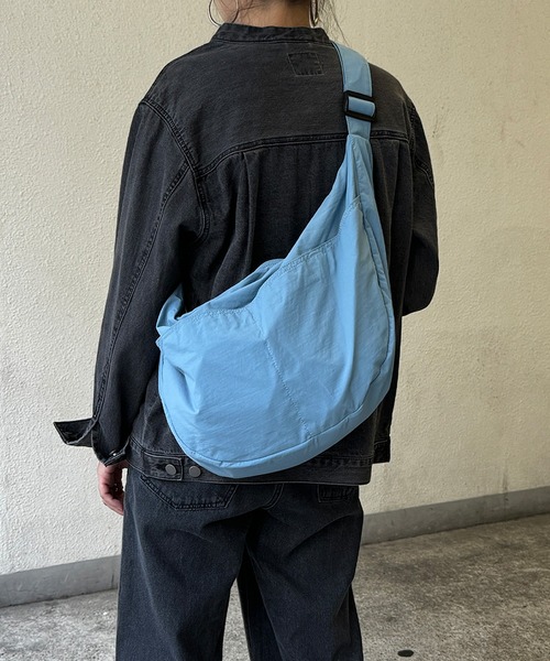 LBC（エルビーシー）の「ハーフムーンビッグショルダーバッグ（ショルダーバッグ・レディース・ブルー系その他/ブラック/オフホワイト/カーキ/チャコール・FREE）」の5枚目の写真