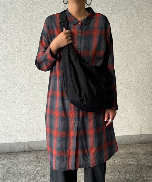 LBC（エルビーシー）の「ハーフムーンビッグショルダーバッグ（ショルダーバッグ・レディース・ブルー系その他/ブラック/オフホワイト/カーキ/チャコール・FREE）」の3枚目の写真