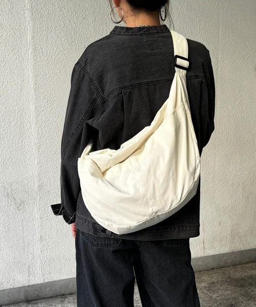 LBC（エルビーシー）の「ハーフムーンビッグショルダーバッグ（ショルダーバッグ・レディース・ブルー系その他/ブラック/オフホワイト/カーキ/チャコール・FREE）」の13枚目の写真