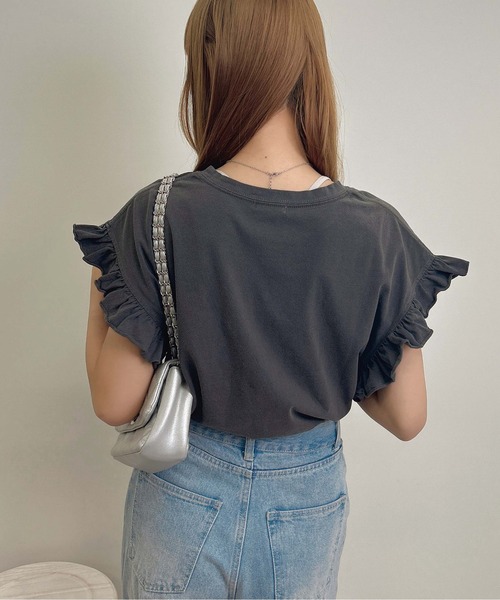 INGNI（イング）の「ピグメントロゴプリント袖フリルトップス（T