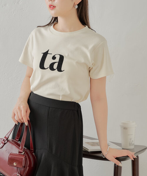 Chico(チコ)の「半袖ロゴT(Tシャツ/カットソー・レディース・ブルー/グレイッシュベージュ/アイボリー/ブラック・FREE)」の2枚目の写真