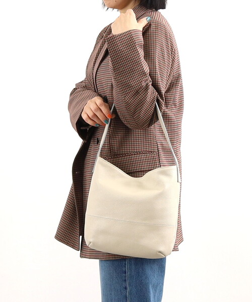 COOCO(クーコ)の「【牛革】シュリンクレザーシンプルワンショルダーバッグ(ショルダーバッグ・レディース・シルバー/オフホワイト/ダークブラウン/ブラック・FREE)」の1枚目の写真