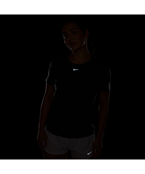 NIKE(ナイキ)の「ナイキ NIKE ナイキ ワン DF S/S スリム トップ(Tシャツ/カットソー・レディース・カーキ/ラベンダー・S/M/L)」の9枚目の写真