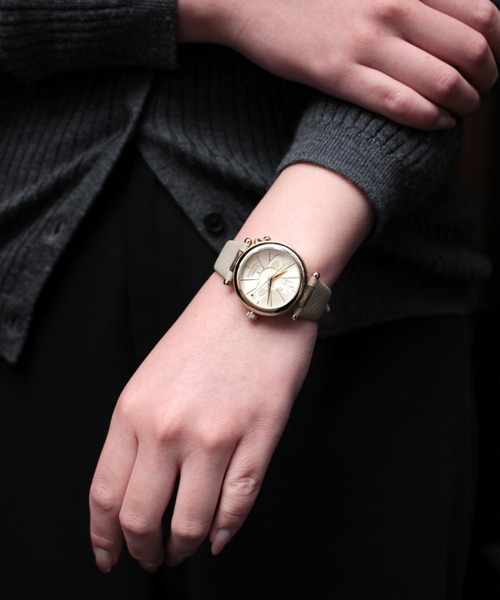 Vivienne Westwood(ヴィヴィアンウエストウッド)の「「Vivienne Westwood/ヴィヴィアン・ウエストウッド」オーブポップレディースクォーツウォッチ、シャンパンダイヤル&クリームレザーストラップ(アナログ腕時計・レディース・クリーム・32mm)」の10枚目の写真