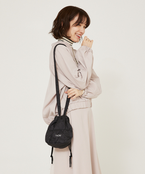 abahouse mavie（アバハウスマヴィ）の「【TAION】ドローストリングダウンバッグ（ショルダーバッグ・レディース・ダークネイビー/ブラック・フリー）」の10枚目の写真